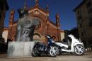 Peugeot пусна новия си ширококолесен скутер LXR