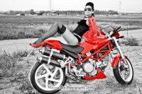 Секси байкърки: Мацки с Ducati Monster