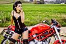 Секси байкърки: Мацки с Ducati Monster