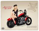 Секси Байкърки: Мариса Милър яхна Harley-Davidson