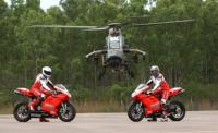 Ducati 1198R се изправя срещу хеликоптер