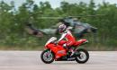 Ducati 1198R се изправя срещу хеликоптер