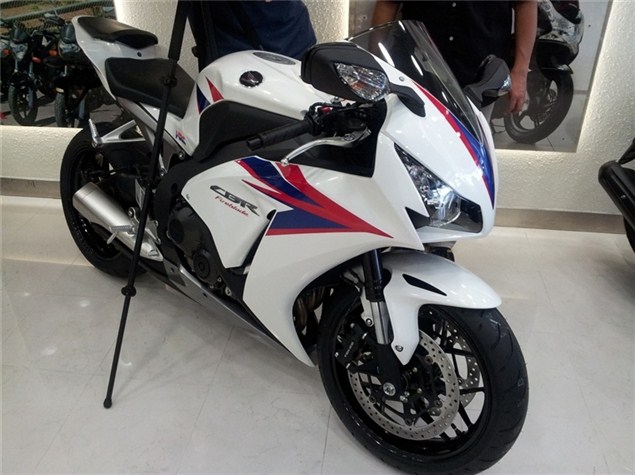 Honda CBR1000RR Fireblade 2012 (първи снимки)