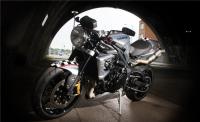 Triumph Street Triple разгорещен от Ace Cafe