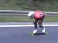 Издирват скейтбордист за превишена скорост
